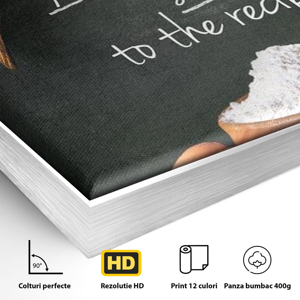 Detaliu al suprafetei: tablou canvas cu citat culinar si faina, in rama de aluminiu argintiu